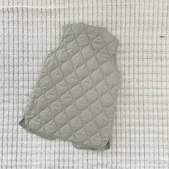 32 Degrees Quilted Sleeveless Vest in Light Gray - Picture 3 of 4